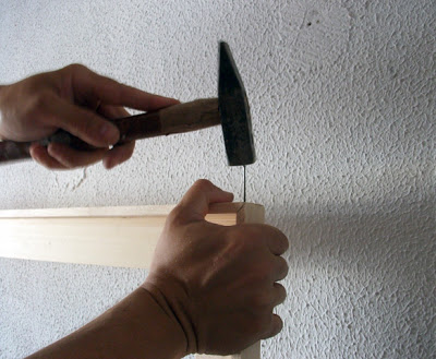 poner clavos cabeza perdida en marco