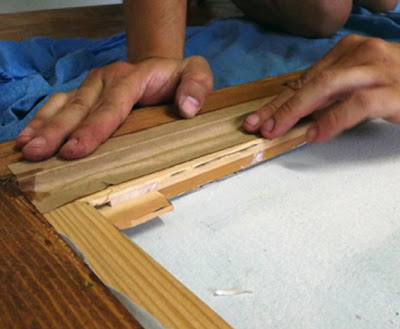 sellar cinta sobre marco madera